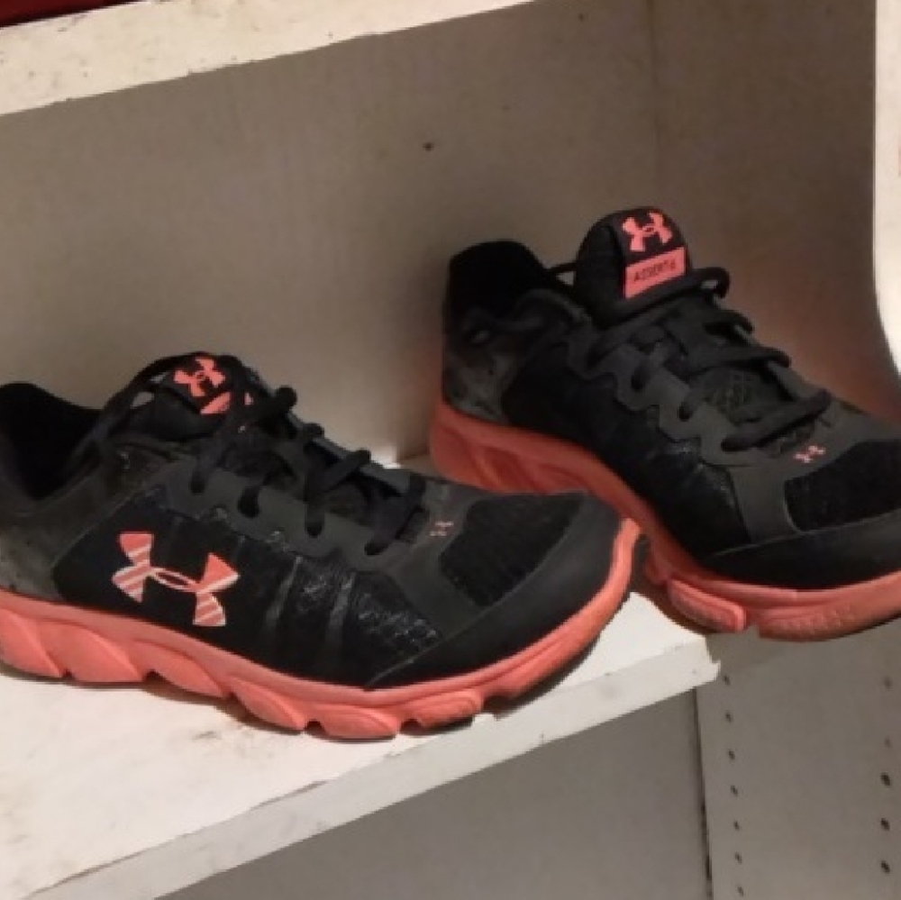 ** BACK TO SCHOOL **    Under Armour Kids' Black and Coral Sneakers